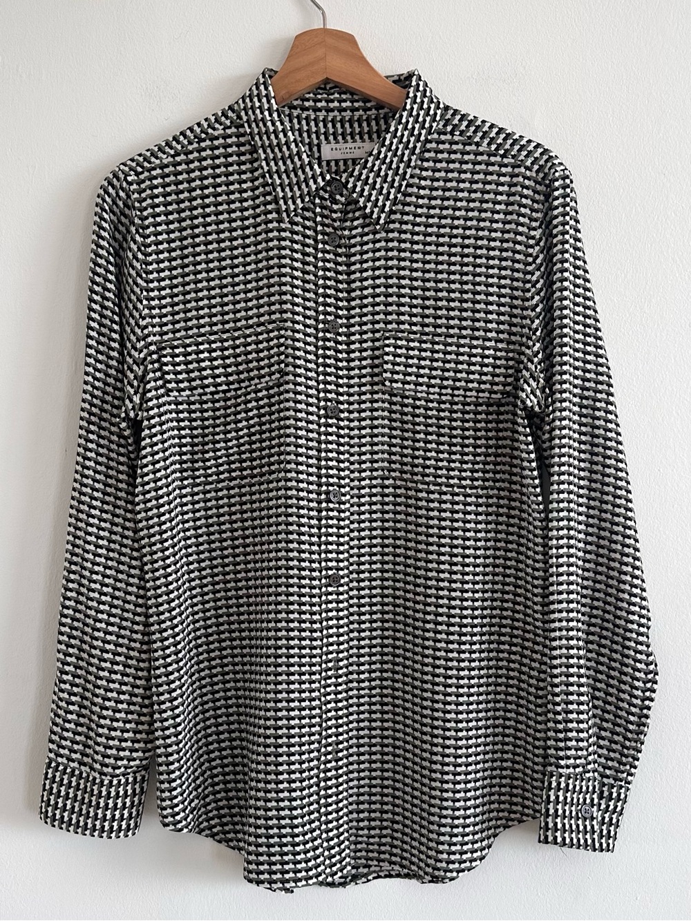 Equipment Femme 100% silk green and black geometric minimalist shirt medium